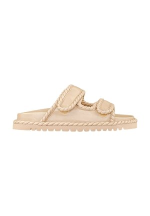 Infradito beige realizzati in materiale morbido, dotati di doppie cinghie regolabili con dettagli intrecciati e suola texturizzata.