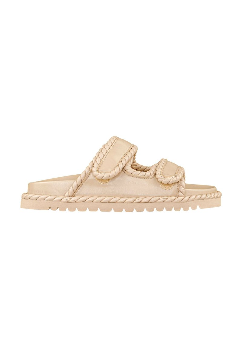 Infradito beige realizzati in materiale morbido, dotati di doppie cinghie regolabili con dettagli intrecciati e suola texturizzata.