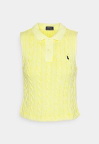 Bezramenný žlutý polo top s texturou kabelkového pletení, žebrovaným lemem a dvoupěnovou léga s malým vyšitým logem na hrudi.