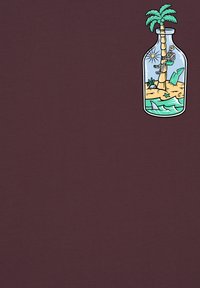 Grafikdesign mit einer Flasche, einer Palme, einem Skelett und Strandelementen in lebhaften Farben, vor einem dunkellila Hintergrund.