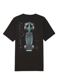 Camiseta negra de algodón con un gráfico de un coche de carreras verde en la parte posterior, con texto en blanco y verde, y un diseño detallado.