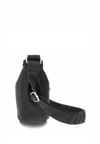 Bolso de piel negra con una textura suave, forma redondeada, correa ajustable y acentos de metal plateado.