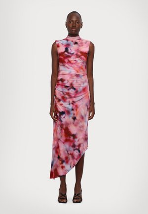 Rochie asimetrică cu un model de tie-dye roz, roșu și albastru, realizată dintr-un material neted și elastic, cu detalii pliate.
