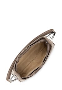 Borsa in pelle beige con chiusura zip, foderatura interna morbida e accessori metallici. Presenta un design open per un facile accesso.