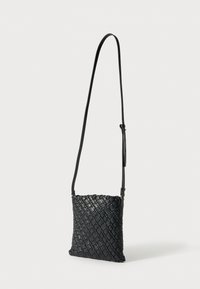 Czarna pleciona skórzana torba listonoszka o płaskim prostokątnym kształcie, z regulowanym paskiem i subtelnymi akcentami w złotym kolorze.