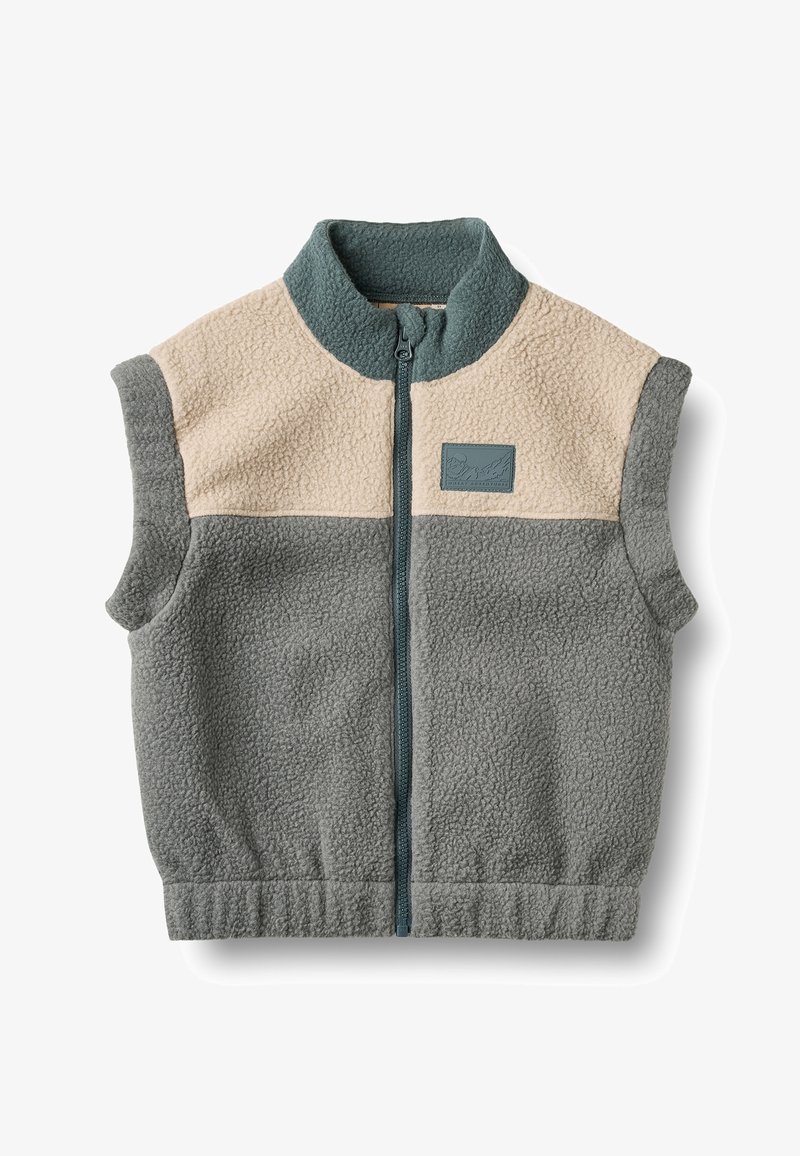 Αμάνικο fleece γιλέκο με μπεζ επάνω και γκρι κάτω τμήματα, μπροστινό φερμουάρ, ψηλό γιακά και ένα μικρό ορθογώνιο πατς στο στήθος.