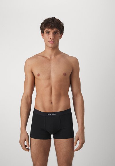 Boxer-briefs en coton noir avec une taille douce, arborant un logo "Paul Smith" brodé en blanc, présentant un ajustement près du corps et une texture lisse.