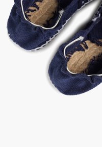 Ballerines bleu marine à enfiler avec un dessus en tissu texturé, des coutures blanches et une semelle intérieure en fibre naturelle aux bords effilochés.