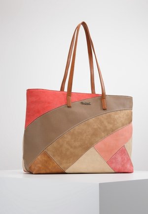 Torba typu tote z wzorem patchwork w odcieniach brązu, beżu, koralu i brązu, z dwoma brązowymi skórzanymi paskami na ramię na białej powierzchni.
