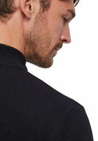 Schwarzer Strickpullover mit hohem Kragen und gerippter Textur, der die Rückseite und den Schulterbereich zeigt.