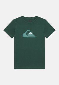 T-shirt in cotone verde con maniche corte e colletto rotondo. Presenta un grande logo a forma di onda blu chiaro sul fronte.