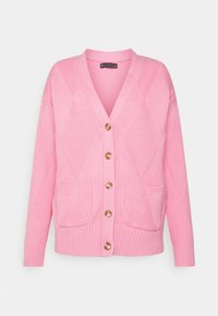 Rosa stickad cardigan med V-ringning, fem bruna knappar fram, två fickor framtill samt ribbade fållar och muddar.