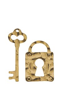 Mosiężny klucz z ozdobną kokardą i prostym trzonkiem, obok prostokątnego kłódki z dziurką na klucz i teksturowaną powierzchnią.