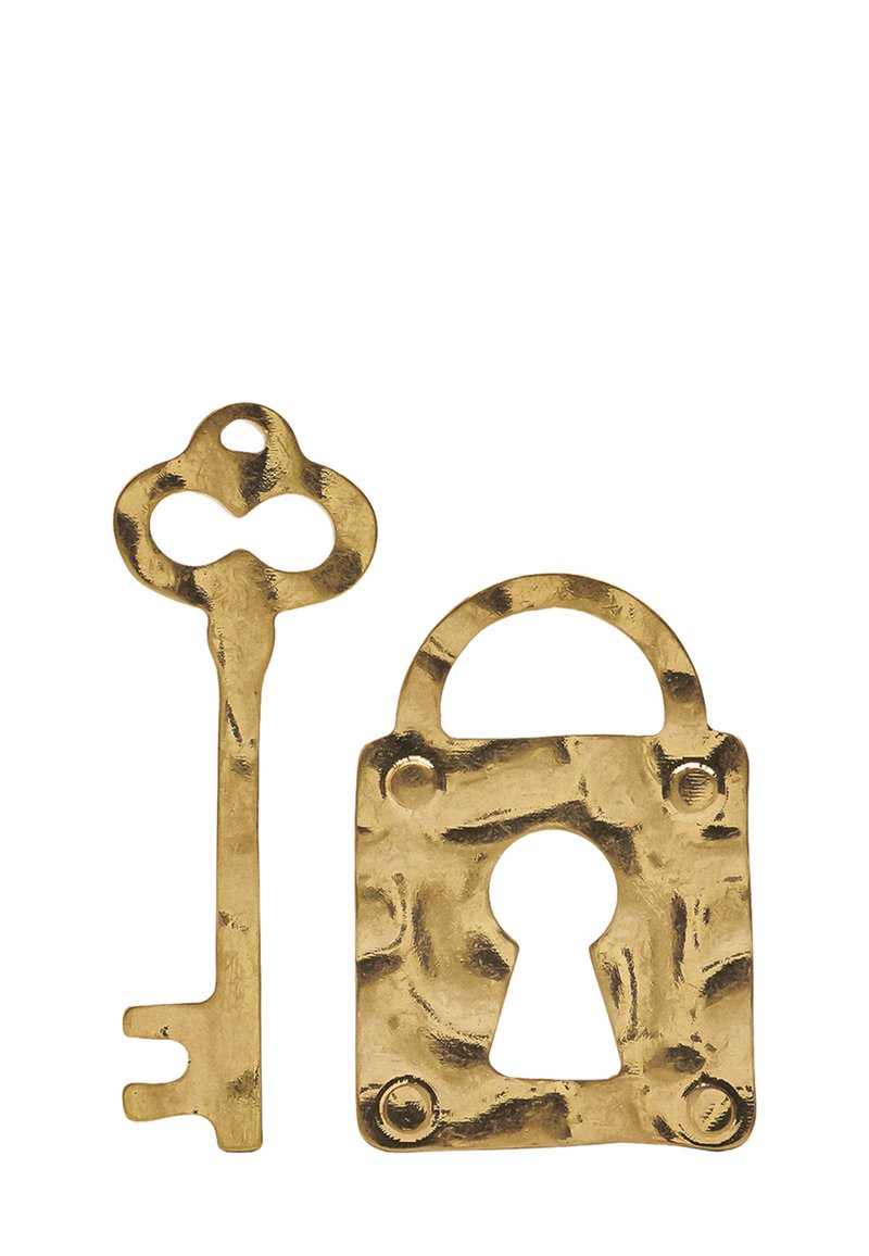 Mosiężny klucz z ozdobną kokardą i prostym trzonkiem, obok prostokątnego kłódki z dziurką na klucz i teksturowaną powierzchnią.