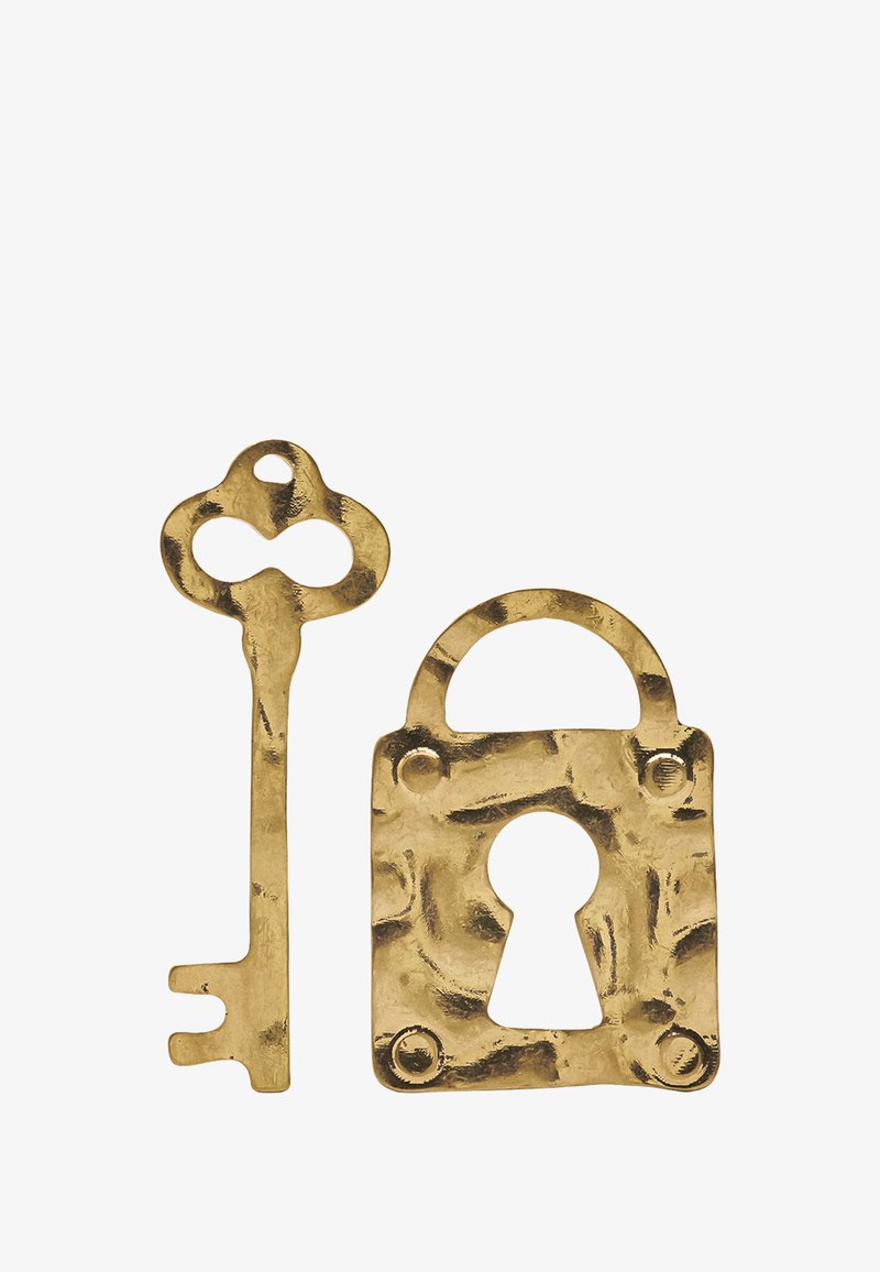 Mosiężny klucz z ozdobną kokardą i prostym trzonkiem, obok prostokątnego kłódki z dziurką na klucz i teksturowaną powierzchnią.