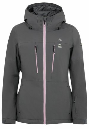 Giacca impermeabile grigia con cappuccio, cerniere rosa, due tasche frontali e dettagli ventilati sul petto; progettata per attività all'aperto.