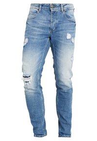 Jeans de denim azul claro con corte slim, detalles desgastados y decoloración cerca de los muslos superiores. Cuenta con cinco bolsillos y cierre de botón.