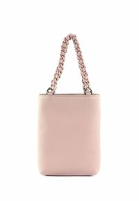 Sac à main en cuir rose pâle avec surface texturée et poignée courte tressée attachée par des anneaux en métal, présenté sur fond blanc.