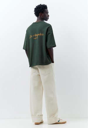 PULL&BEAR LOS ANGELES EMBROIDERED - T-SHIRT - Nyomott mintás póló - green