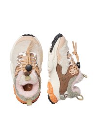 Sneaker multicolori con верх текстurato color crema, dettagli beige, sovrastrutture marroni e suola in gomma arancione vivace, caratterizzate da una chiusura con lacci.