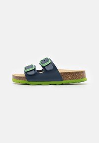Mörkblå slidesandaler med två justerbara gröna spännen, korkfotbädd och en texturerad grön gummisula.