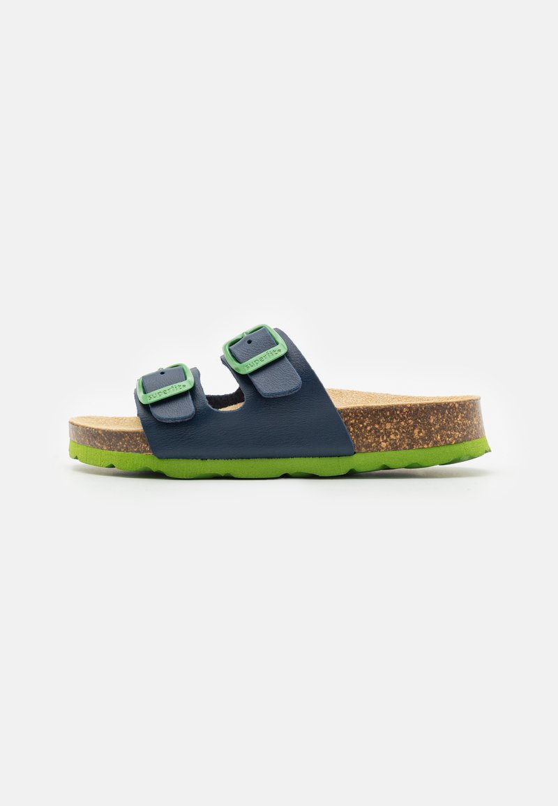 Mörkblå slidesandaler med två justerbara gröna spännen, korkfotbädd och en texturerad grön gummisula.