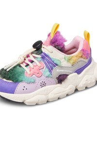 Dětské tenisky s multibarevnými chlupatými aplikacemi, fialovými a růžovými akcenty, krémovou podešví, elastickými tkaničkami a žlutými poutky.