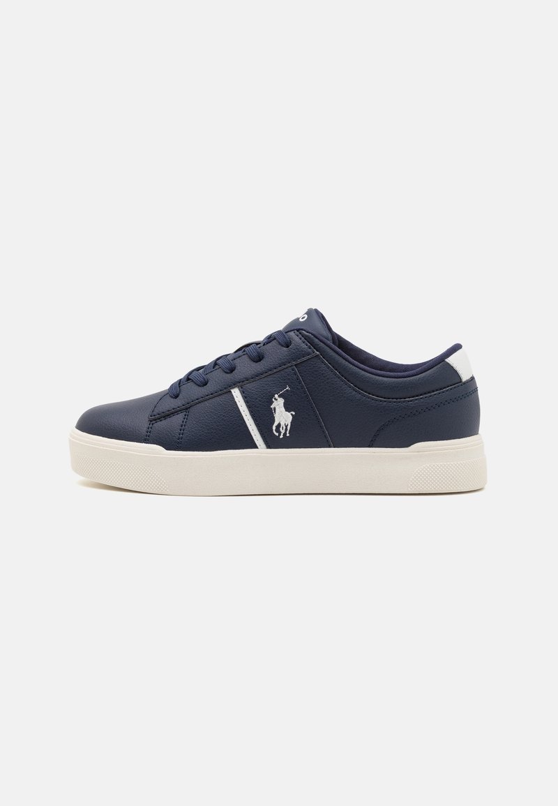 Zapatillas de deporte de piel sintética azul marino con detalles en blanco, punta redonda, suela blanca y logo bordado. Presenta cierre con cordones y cuello acolchado.