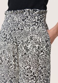 Soaked in Luxury ZAYA - Püksid - black and white ditsy print