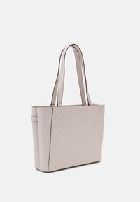 Borsa a tracolla rosa chiaro con una forma strutturata, motivo embossato e rifiniture nere. Presenta due spallacci e una chiusura con zip.