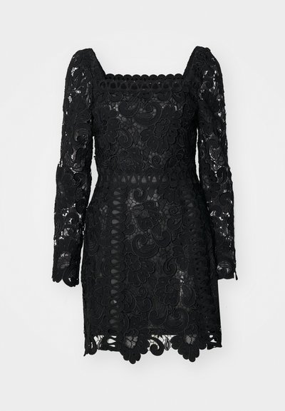 Robe en dentelle noire avec décolleté carré, manches longues, motifs floraux et ourlet festonné. Semi-transparent avec une silhouette ajustée.