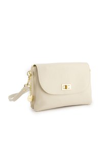 Beige Leder Clutch mit einem goldenen Verschluss, ausgestattet mit einem Handgelenkriemen und einem kleinen Anhänger. Strukturierte Oberfläche mit glatter Verarbeitung.