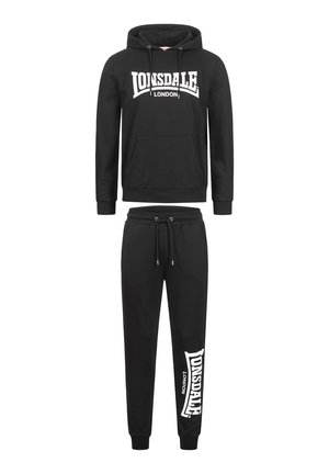 Fekete Lonsdale London kapucnis pulóver elülső zsebbel és hozzáillő jogging nadrág, fehér logóval a bal lábszáron, rugalmas mandzsettákkal és húzózsinóros derékrésszel.