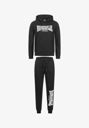 Fekete Lonsdale London kapucnis pulóver elülső zsebbel és hozzáillő jogging nadrág, fehér logóval a bal lábszáron, rugalmas mandzsettákkal és húzózsinóros derékrésszel.