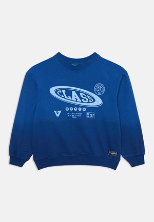 Blaues Sweatshirt mit Rundhalsausschnitt mit dem Schriftzug „CLASS“ und diversen weißen Druckdetails, darunter „The Class of Denim“ und „Est 97“ auf der Vorderseite.