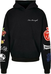 Felpa nera con cappuccio che presenta la scritta "Five Boroughs", grafica colorata sulle maniche che include ciliegie, loghi e nomi delle città. Tasca a marsupio.