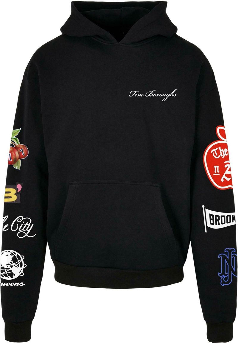 Felpa nera con cappuccio che presenta la scritta "Five Boroughs", grafica colorata sulle maniche che include ciliegie, loghi e nomi delle città. Tasca a marsupio.