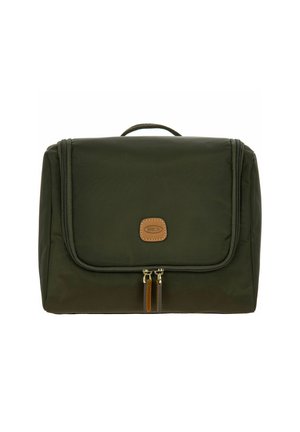 Borsa da viaggio in nylon verde scuro con manico superiore, pattina frontale e chiusura con zip. Presenta una toppa in pelle marrone e dettagli con zip.