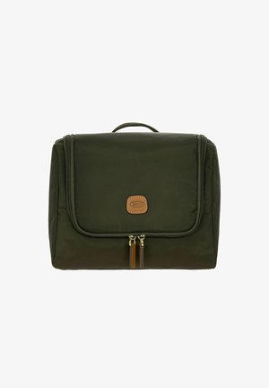 Borsa da viaggio in nylon verde scuro con manico superiore, pattina frontale e chiusura con zip. Presenta una toppa in pelle marrone e dettagli con zip.