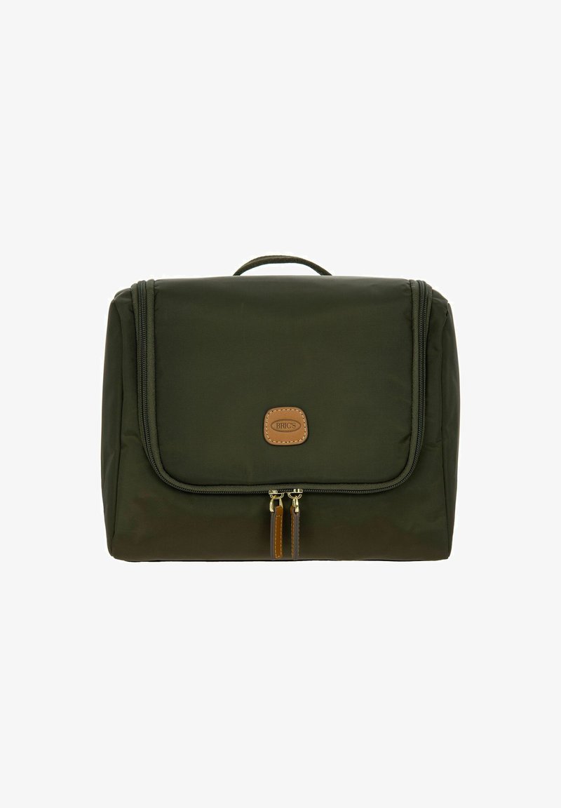 Donkergroene nylon reistas met een bovenhandvat, voorflap en ritssluiting. Kenmerkt zich door een bruine leren patch en ritsaccenten.