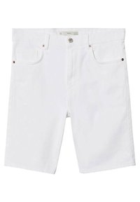 Shorts de mezclilla blancos de longitud a la rodilla, con bolsillos frontales, presillas para cinturón y cierre de botón metálico.