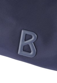Borsa in nylon blu navy con logo 'B' in plastica grigia in rilievo, texture liscia e design minimalista.