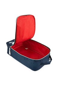Bolsa de viaje azul marino con interior rojo, cierre de cremallera y asa lateral. Presenta un exterior suave con una marca sutil.