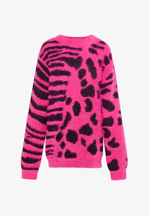 Bolyhos, élénk rózsaszín pulóver fekete tigris- és leopárdnyomattal, hosszú ujjaival és kerek nyakú kivágásával. Puha tapintású, plüss megjelenésű.