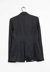 Dunkelgrauer maßgeschneiderter Blazer mit strukturiertem Design, der über Schulterpolster, einen einzelnen Rückenschlitz und eine glatte Stoffoberfläche verfügt.