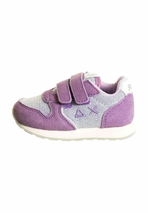 Scarpa sportiva viola e bianca con tessuto in rete e dettagli in suede, dotata di doppie cinghie in Velcro e di una suola bianca con texture.