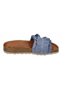 Blå mocka klacklös sandal i med volangdetaljer, kork-mellansula och texturerad gummiyttersula. Designad för avslappnad användning med en platt profil.