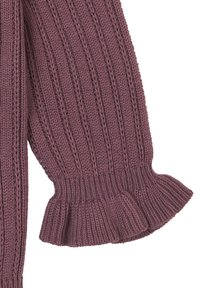 Striktrøjeærme i dæmpet mauve. Har ribbet tekstur med flæse detaljer ved manchetterne. Blødt, mellemvægt stof med lodrette striber.