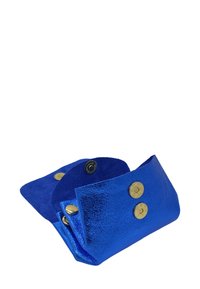 Petit portefeuille en cuir métallique bleu avec plusieurs compartiments et fermetures à bouton-pression dorées, partiellement ouvert sur un fond blanc.