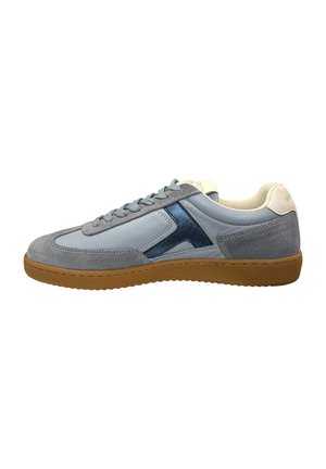 Grijze en blauwe lage sneaker met suède accenten, veters aan de voorkant, een wit gevoerde kraag en een zool van gumrubber.